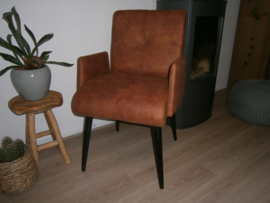 OPRUIMING TWAN een prachtig moderne  stoel hier gestoffeerd in de stof JEEP met houten  poot   nu voor de laagste prijs