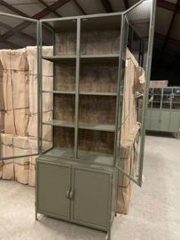 Como 95 vitrinekast metaal groen /glas exclusief model 95 breed voor de laagste prijs