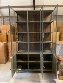 F142 vitrinekast metaal kleur groen met Mango achterwand actie prijs  .