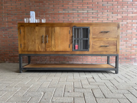 Firenze  dressoir 180 cm breed  mangohout. Voorzien  twee laden en drie deuren waarvan één uit glas