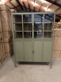 Como 2 vitrinekast metaal groen /glas exclusief model 130 cm breed voor de laagste prijs