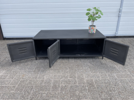 MMB024 industriële  Salontafel metaal met deuren nu voor een actie prijs