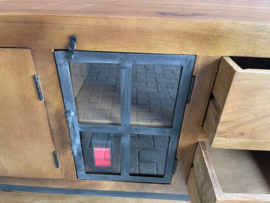 Firenze  dressoir 180 cm breed  mangohout. Voorzien  twee laden en drie deuren waarvan één uit glas