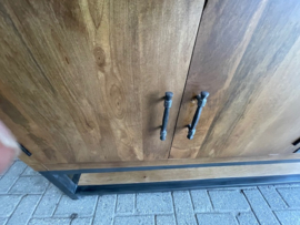 Firenze  dressoir 180 cm breed  mangohout. Voorzien  twee laden en drie deuren waarvan één uit glas