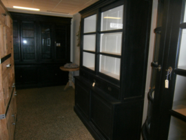 204 Landelijk buffetkast of vitrinekast met  zwart ombouw en wit van binnen 210 cm breed een 220 cm hoog voor een speciale prijs