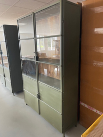 BRUSSEL Groen/ mango industriële Vitrinekast 130 cm breed tijdelijk speciale aanbieding