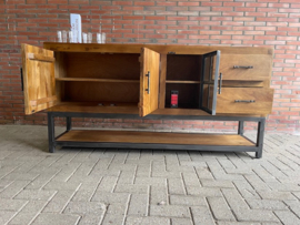 Firenze  dressoir 180 cm breed  mangohout. Voorzien  twee laden en drie deuren waarvan één uit glas