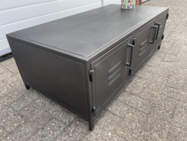 MMB024 industriële  Salontafel metaal met deuren nu voor een actie prijs