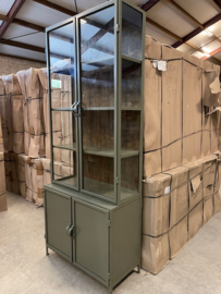 Como 95 vitrinekast metaal groen /glas exclusief model 95 breed voor de laagste prijs