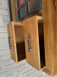 Firenze  dressoir 180 cm breed  mangohout. Voorzien  twee laden en drie deuren waarvan één uit glas