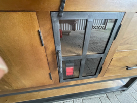 Firenze  dressoir 180 cm breed  mangohout. Voorzien  twee laden en drie deuren waarvan één uit glas