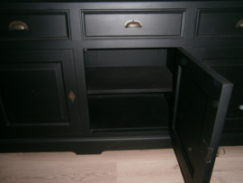 118 model 118 dressoir kleur zwart 4 deuren + 4 laden / 235 cm. breed /95 cm hoog scherpe prijs