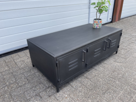 MMB024 industriële  Salontafel metaal met deuren nu voor een actie prijs