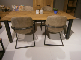 Eethoek .eettafel 200x 100blad massief eiken met 4 stoelen    een tijdelijk aanbieding