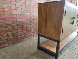 Firenze  dressoir 180 cm breed  mangohout. Voorzien  twee laden en drie deuren waarvan één uit glas