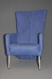 Fauteuil  in cobalt blauw suede  stof   € 295