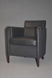 Fauteuil  in zwart leer  /  buitenkant  stof  € 450