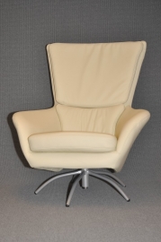 Fauteuil op draaivoet  bekleding leer  € 850