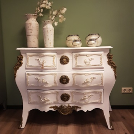 Commode met ornamenten