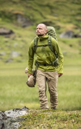 fjallraven wandelende man groen.jpg