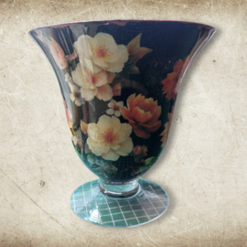 Zwart vaasje met bloemen.