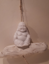 Budha op drijfhout