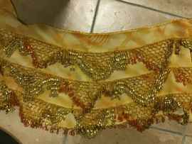 RP01 Heupsjaal Batikstof met piramides van kralen en pegels. Sjaal is in diverse kleuren te krijgen