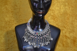 Tribal choker B met 3 stenen en kettingen met druppels