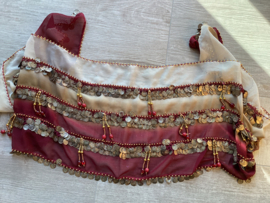 RR07A Heupsjaal, batikstof, met rijen munten en extra kralenfranje. Sjaal is in diverse tinten te bestellen.