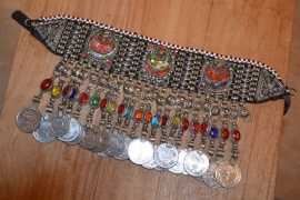 Tribal halsketting H - dubbele halve manen, gekleurde stenen in de franje en grote munten