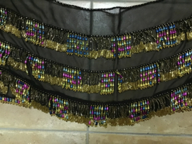 RR02 Heupsjaal met rijen gekleurde pegels en kralen. Sjaal is in diverse kleuren te bestellen.