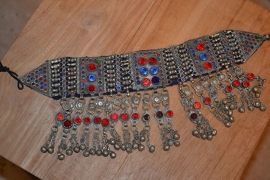 Tribal halsketting G - medaillons met rode en blauwe stenen en in de franje stenen