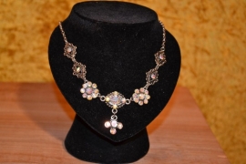 Strassketting, ornamenten geschakeld met bloemen. ST01