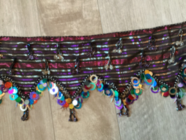 RR25 Sjaal met golfrand in melaya-stof met versieringen van kralenfranjes, hoepelpailletten en ornamenten