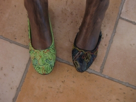 Schoenen geborduurd diverse kleuren met een rubberen zool en een klein hakje.