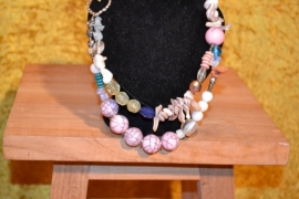 Ketting, 2 rijen, mix roze kralen met andere kralen en parelmoer