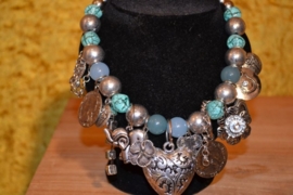 Halsketting, turquoisekleur met metalen kralen en grote bedels