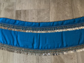RR16 Blauwe heupsjaal met rijen zilverkleurige pegels en munten en blauwe kraal