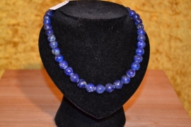 Halsketting, geregen van lapis lazuli kralen