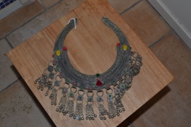 Tribal choker A met rode en groene middenstenen, gele zijsteen en belletjeskettingen