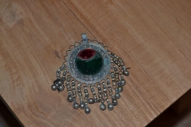 Tribal ornament - rond. Rood/groen, belletjes rondom