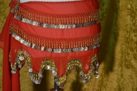 RR05 Heupsjaal met goudkleurige munten en pegels, golfrandzoom. Sjaal is in diverse kleuren te bestellen