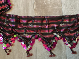 RR25 Sjaal met golfrand in melaya-stof met versieringen van kralenfranjes, hoepelpailletten en ornamenten