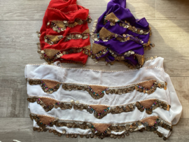 RP03 Heupsjaal met rijen goudkleurige munten en piramides van bolletjes en gekleurde pegels. Sjaal is in diverse kleuren te bestellen.