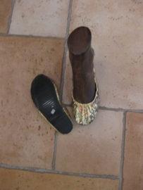 Schoenen goud- of zilverkleur met een rubberen zool en een klein hakje. Ook met borduursel te krijgen