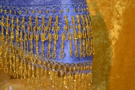 F07 Blauwe fluweelachtige heupsjaal met gouden bolletjes franje