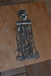 Tribal ornament - knop met steen, rechthoek en lange franjes