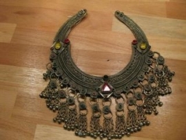 Tribal choker A met rode en groene middenstenen, gele zijsteen en belletjeskettingen