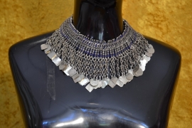 Tribal halsketting C met zilveren kettingen en plaatjes op blauwe stof