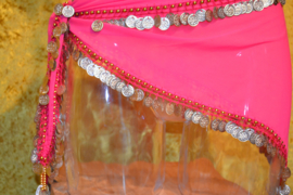 D29 Driehoek heupsjaal afgezet met goudkleurige munten en bolletjes en bolletjesfranje. Sjaal is in meerdere kleuren te bestellen.